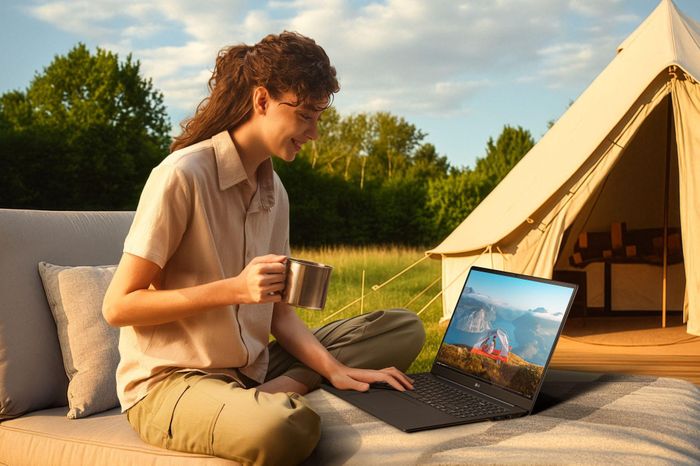 LG gram Pro AI siêu nhẹ với hiệu năng ổn định, phù hợp cho người dùng thường xuyên di chuyển và làm việc linh hoạt