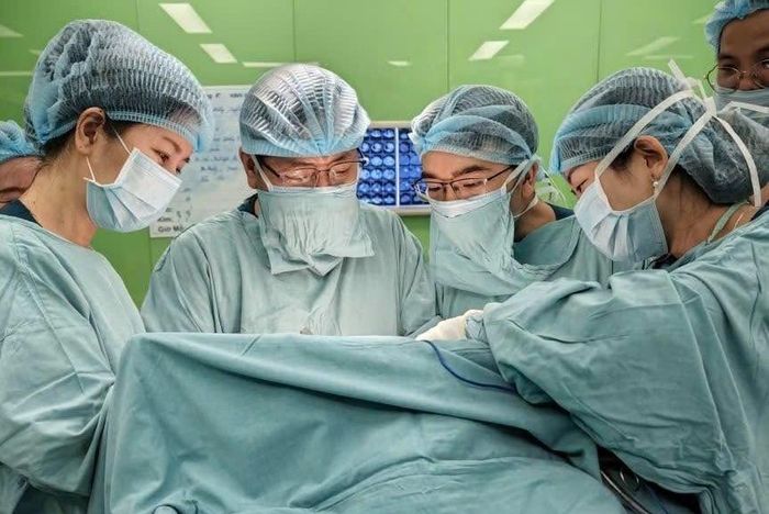 Ê-kíp ngoại nhi thực hiện một ca phẫu thuật. Ảnh: BVNĐ1.