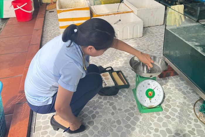 Lực lượng chức năng kiểm tra cân của nhà hàng. Ảnh: UBND phường Bãi Cháy