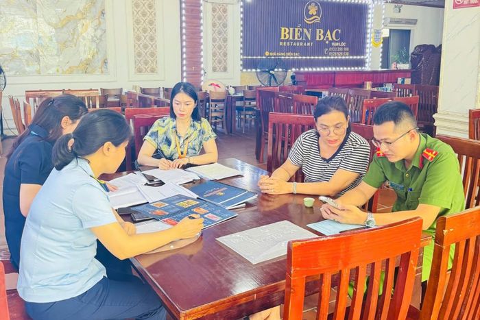 Đoàn kiểm tra liên ngành làm việc với chủ nhà hàng Biển Bạc. Ảnh: UBND phường Bãi Cháy