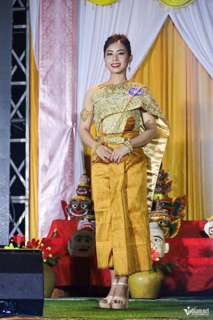 Lâm Thị Hậu trong bộ trang phục truyền thống dân tộc Khmer. Ảnh NVCC