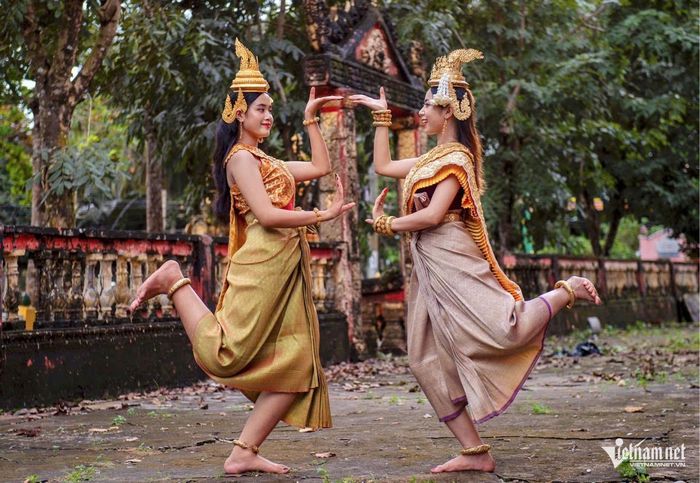 Mái chùa và những lễ hội rộn ràng nơi phum sóc chính là cái nôi nuôi dưỡng tình yêu nghệ thuật và những bước múa đầu đời của Lâm Thị Hậu. Trong ảnh: Lâm Thị Hậu (bên phải) trong điệu múa truyền thống của dân tộc Khmer. Ảnh: NVCC