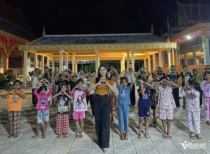 Lâm Thị Hậu cùng các học trò nhỏ của mình. Ảnh NVCC
