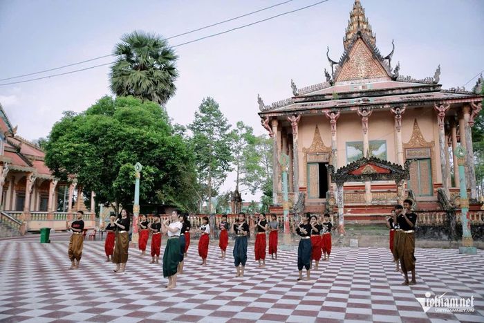Không chỉ dạy các động tác múa, Lâm Thị Hậu (áo trắng) còn lồng ghép những câu chuyện kể để các học trò nhỏ hiểu sâu và tự hào hơn về cội nguồn dân tộc. Ảnh: NVCC