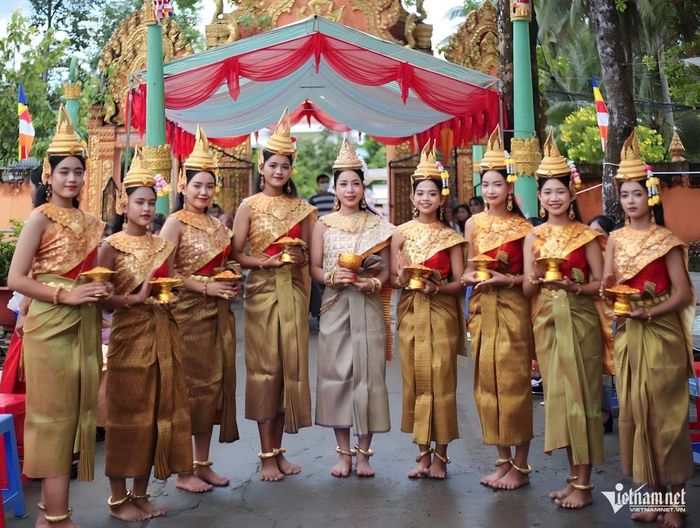 Lâm Thị Hậu (ở giữa) cùng nhóm múa biểu diễn tại Lễ Kathina, chùa Bâng Cro Chắp Thmây. Ảnh NVCC