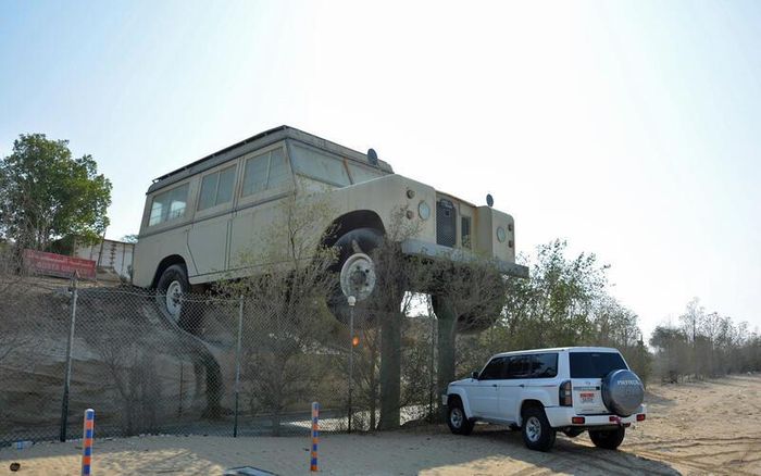Mô hình khổng lồ của chiếc Land Rover Series 3 đặt bên ngoài bảo tàng. 