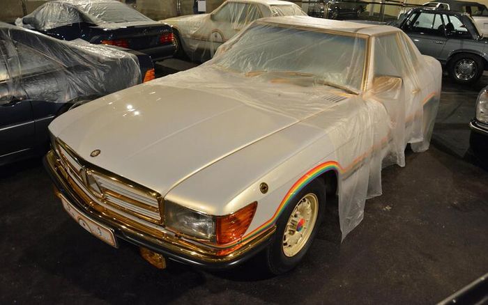  Chiếc Mercedes-Benz R107 SL với các chi tiết mạ crôm được thay bằng mạ vàng. 