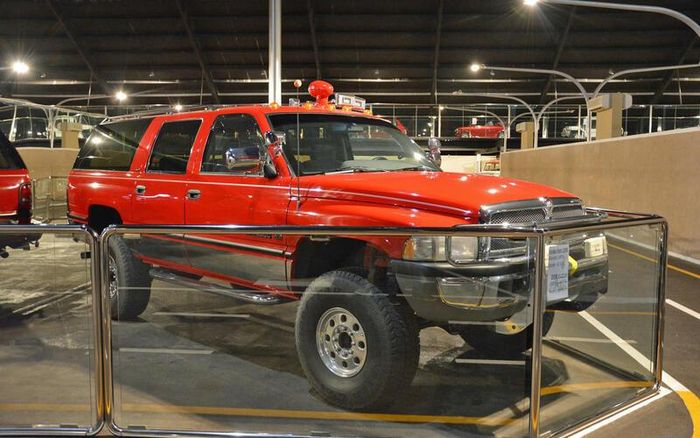  Dodge Ram 2500 đời 1995 được cải tạo thành SUV cỡ lớn.