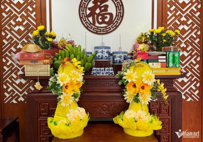Ngày mùng 1, các gia đình thường bày biện hương hoa, lễ vật dâng thần linh, gia tiên. Ảnh minh họa
