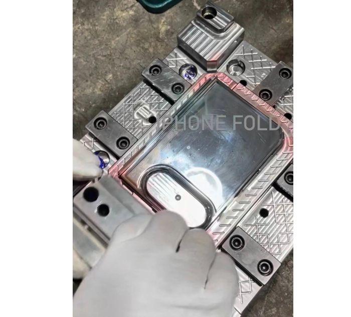 Ảnh rò rỉ mô hình iPhone Ultra. Ảnh: Ice Universe/PhoneArena