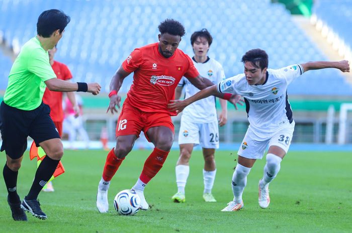 Xuân Son gỡ hòa cho đội bóng áo đỏ.