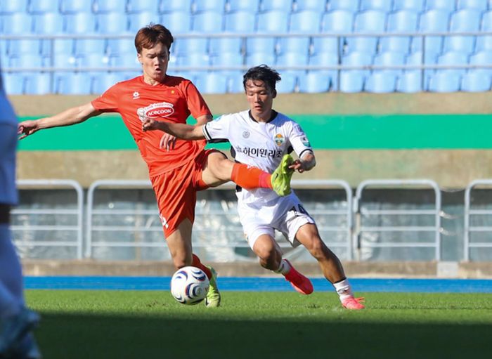 Gangwon FC là đội mở tỉ số.