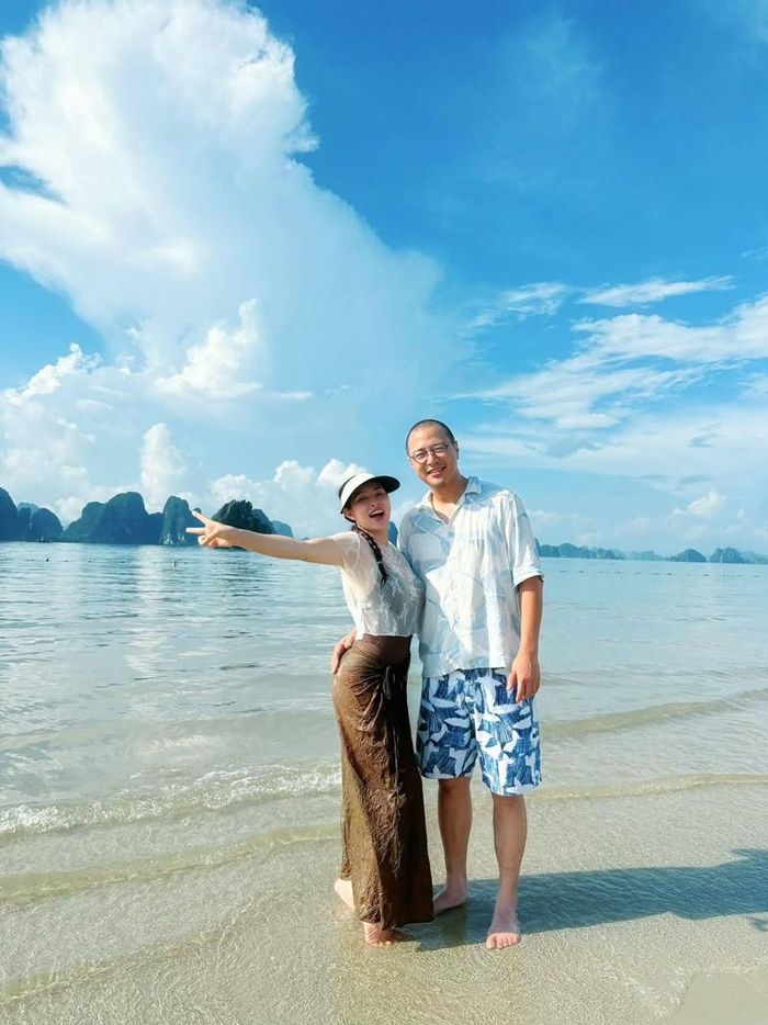 Ca sĩ Bảo Trâm bên chồng trước làn nước biển và ngắm mây trời trong veo sau khi cơn bão vừa tan.