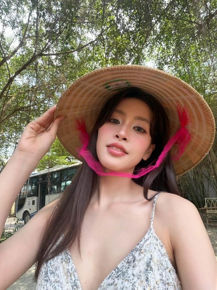 Hoa hậu Tiểu Vy tận hưởng kỳ nghỉ dưỡng thư thái tại miền Tây.