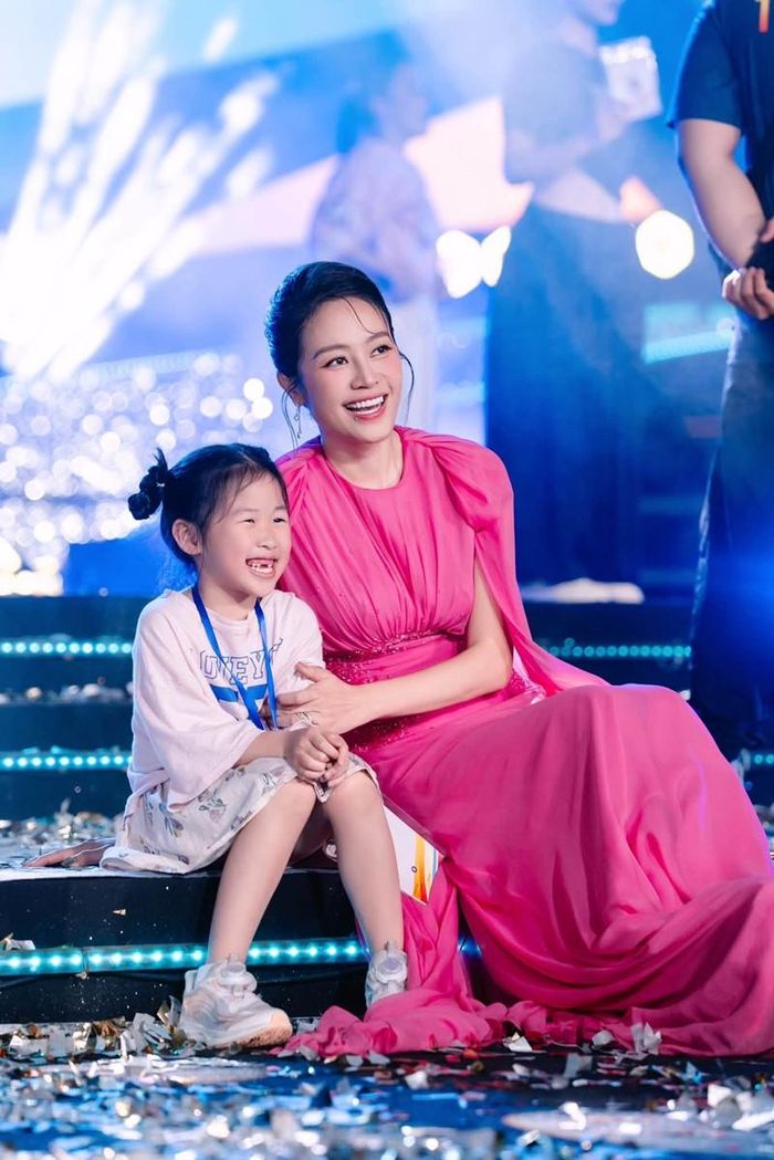 MC Phí Linh đăng ảnh tình cảm bên con gái.