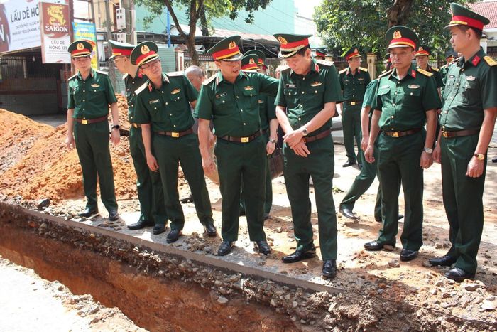 Đoàn công tác kiểm tra hiện trường tìm kiếm, quy tập hài cốt liệt sĩ tại khu vực đường Trường Chinh, phường Kon Tum. Ảnh: Trần Tuấn