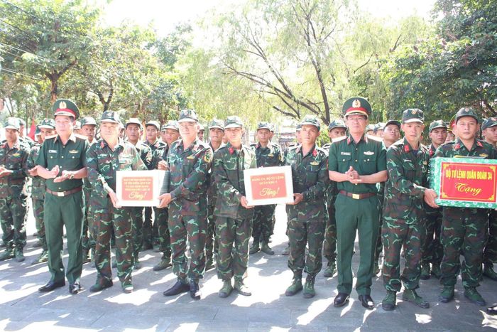 Thượng tướng Nguyễn Văn Gấu và đoàn công tác trao quà, động viên lực lượng đang làm nhiệm vụ tìm kiếm, quy tập hài cốt liệt sĩ tại khu vực đường Trường Chinh. Ảnh: Trần Tuấn