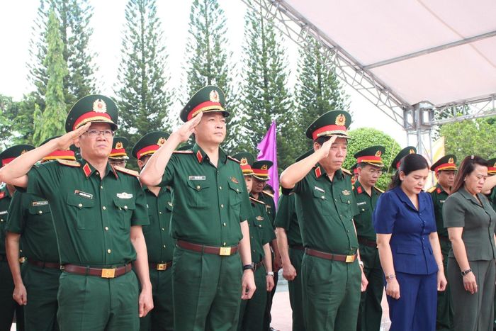 Thượng tướng Nguyễn Văn Gấu và lãnh đạo Quân khu 5, Quân đoàn 34, tỉnh Quảng Ngãi dâng hoa, dâng hương tưởng niệm các anh hùng liệt sĩ tại Nghĩa trang liệt sĩ phường Đắk Cấm. Ảnh: Trần Tuấn