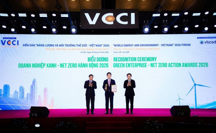 Ông Pawalit Ua-Amornwanit - Tổng Giám đốc C.P. Việt Nam nhận chứng nhận tại Diễn đàn “Năng lượng và Môi trường Thế giới - Việt Nam” 2026