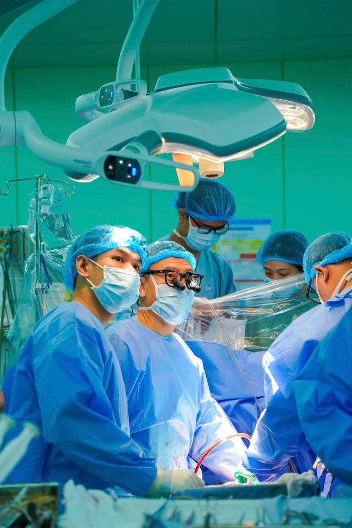 GS.TS.BS Nguyễn Hoàng Định - Phó Giám đốc Bệnh viện Đại học Y Dược TP.HCM, trưởng ê-kíp ghép tim cùng các đồng nghiệp "chạy đua" với thời gian để cứu sống bệnh nhân. Ảnh: BV