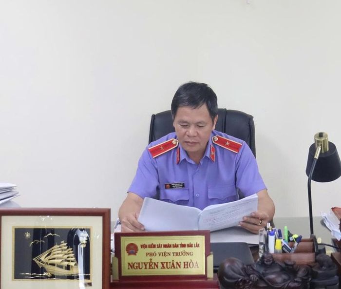  Đồng chí Nguyễn Xuân Hòa, Phó Viện trưởng VKSND tỉnh Đắk Lắk, phụ trách Phòng 9 VKSND tỉnh.