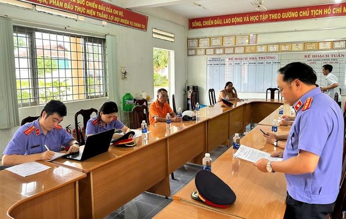  Đồng chí Ngô Xuân Minh, Phó Viện trưởng VKSND khu vực 6, tỉnh Đắk Lắk công bố quyết định khởi kiện ông Nguyễn Trung Thượng, nguyên Hiệu trưởng Trường Phổ thông Dân tộc Nội trú huyện Lắk (cũ).
