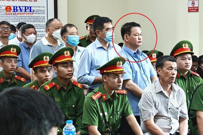 Cựu Bí thư Tỉnh ủy Lào Cai Nguyễn Văn Vịnh (khoanh đỏ) hầu tòa vào tháng 5/2024. Ảnh: Hồng Nguyên