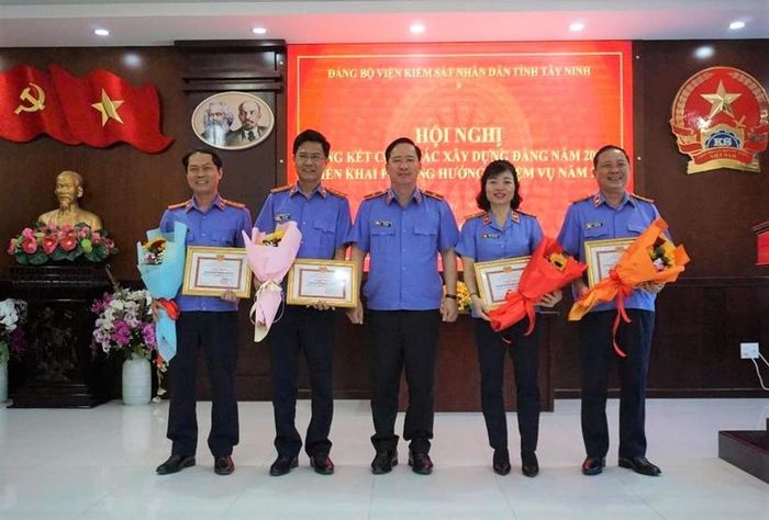  Chi bộ nhận Giấy khen Tập thể Hoàn thành xuất sắc nhiệm vụ.