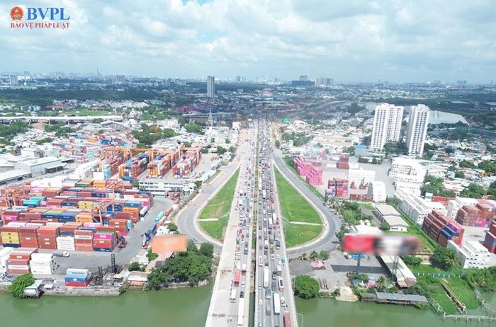 TP HCM đặt mục tiêu đưa tỷ lệ hàng hóa xuất nhập khẩu trực tiếp qua hệ thống cảng biển, cảng hàng không, ga đường sắt và cảng cạn (ICD) đạt trên 80% trong giai đoạn 2026-2030. (Ảnh: Xuân Trường).
