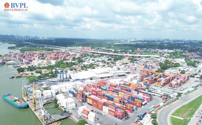 Thành phố sẽ đầu tư nâng cấp, phân công chức năng và chuyển đổi mô hình hệ thống cảng vệ tinh, các cảng dọc sông Sài Gòn và các cảng cạn (ICD), hình thành chuỗi logistics liên vùng. (Ảnh: Xuân Trường).