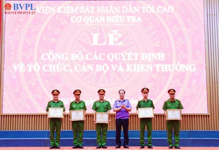 Đồng chí Trần Hải Quân, Phó Viện trưởng VKSND tối cao trao Bằng khen của Viện trưởng VKSND tối cao tặng tập thể và các cá nhân có thành tích trong công tác phối hợp điều tra vụ án hình sự thuộc thẩm quyền.