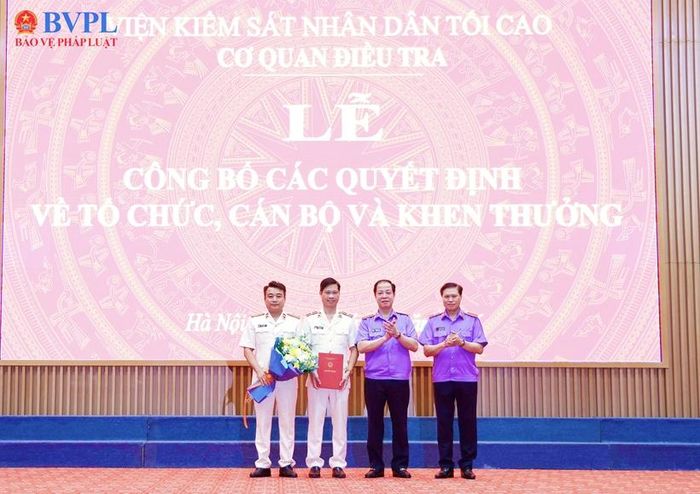 Đồng chí Trần Hải Quân, Phó Viện trưởng VKSND tối cao và đồng chí Nguyễn Đức Bằng, Thủ trưởng Cơ quan điều tra VKSND tối cao trao Quyết và tặng hoa chúc mừng Phòng Điều tra Kỹ thuật số.