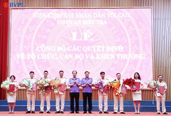 Đồng chí Trần Hải Quân, Phó Viện trưởng VKSND tối cao và đồng chí Nguyễn Đức Bằng, Thủ trưởng Cơ quan điều tra VKSND tối cao trao Quyết và tặng hoa chúc mừng 8 đồng chí được bổ nhiệm lãnh đạo cấp Phòng.