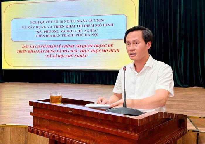 Bí thư Đảng ủy, Chủ tịch HĐND xã Phúc Thịnh Hoàng Hải Đăng quán triệt Nghị quyết số 16 -NQ/TU của Thành ủy Hà Nội. Ảnh: Thanh Hà