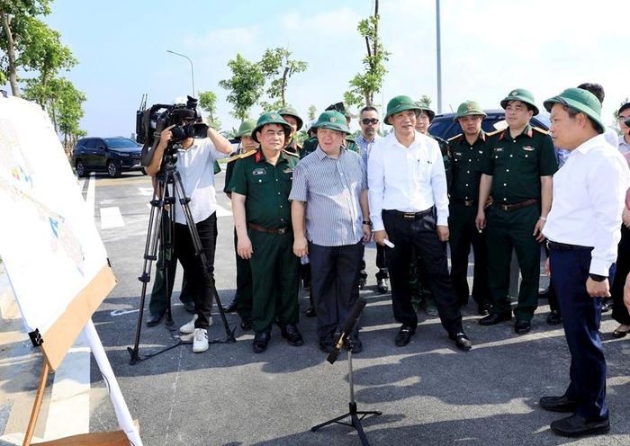 Chủ tịch UBND TP Hà Nội Vũ Đại Thắng nghe báo cáo về tình hình triển khai Dự án đầu tư Khu đô thị đa mục tiêu tại xã Thư Lâm. Ảnh: Viết Thành.