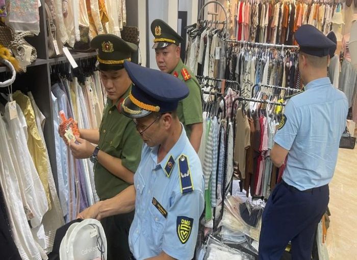 Lực lượng chức năng kiểm tra hàng hóa tại cơ sở kinh doanh. Ảnh: CALS