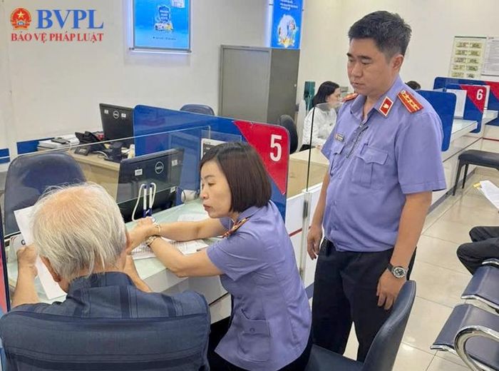 Đại diện VKSND khu vực 9 làm việc với ông Trần Trung Thảo tại ngân hàng.