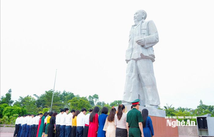 Đoàn đại biểu dự Kỳ họp thứ 4 (kỳ họp thường lệ giữa năm 2026), HĐND tỉnh khóa XIX, nhiệm kỳ 2026 - 2031 bày tỏ lòng thành kính và biết ơn vô hạn đối với công lao trời biển của Chủ tịch Hồ Chí Minh. Ảnh: Phạm Bằng