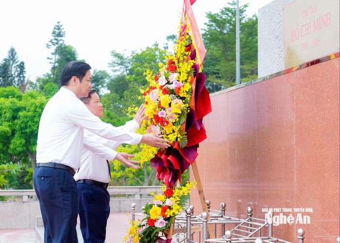 Các đồng chí: Nguyễn Khắc Thận - Ủy viên Trung ương Đảng, Bí thư Tỉnh ủy, Trưởng đoàn ĐBQH tỉnh; Hoàng Nghĩa Hiếu - Phó Bí thư Thường trực Tỉnh ủy, Chủ tịch HĐND tỉnh dâng hoa lên trước Tượng đài Bác Hồ. Ảnh: Phạm Bằng