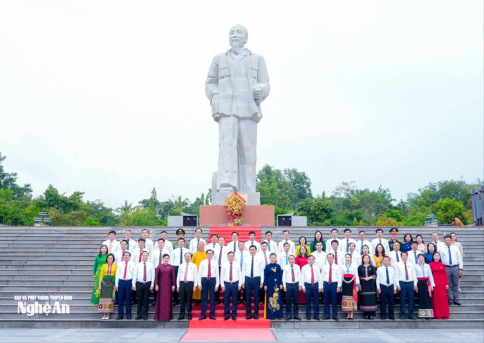 Đoàn đại biểu dự Kỳ họp thứ 4 (kỳ họp thường lệ giữa năm 2026), HĐND tỉnh khóa XIX, nhiệm kỳ 2026 - 2031 chụp ảnh lưu niệm trước Tượng đài Bác Hồ. Ảnh: Phạm Bằng