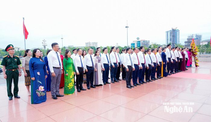 Đoàn đại biểu dự Kỳ họp thứ 4 (kỳ họp thường lệ giữa năm 2026), HĐND tỉnh khóa XIX, nhiệm kỳ 2026 - 2031 dâng hoa tưởng niệm Bác Hồ tại Quảng trường Hồ Chí Minh. Ảnh: Phạm Bằng