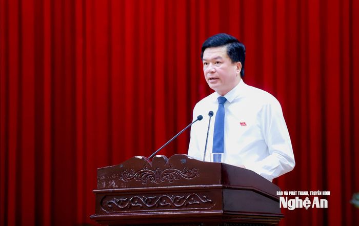 Phó Chủ tịch Thường trực Ủy ban MTTQ tỉnh Nguyễn Đình Hùng báo cáo tóm tắt về hoạt động của MTTQ tỉnh. Ảnh: Thành Duy