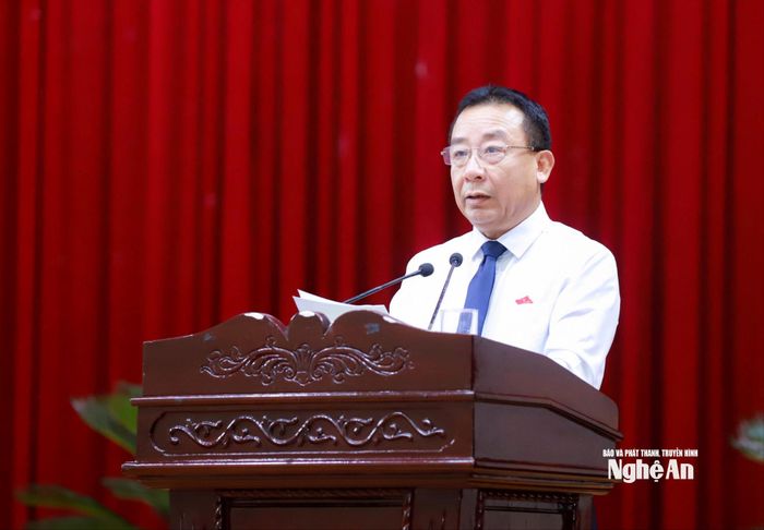 Phó Chủ tịch UBND tỉnh Nguyễn Văn Đệ thay mặt lãnh đạo UBND tỉnh báo cáo tóm tắt nội dung tờ trình, dự thảo Nghị quyết do UBND tỉnh trình kỳ họp. Ảnh: Thành Duy