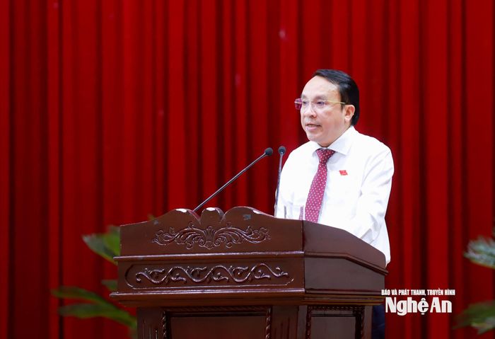 Phó Chủ tịch Thường trực HĐND tỉnh thay mặt Thường trực HĐND tỉnh báo cáo tóm tắt nội dung các tờ trình, dự thảo Nghị quyết do Thường trực HĐND tỉnh trình kỳ họp. Ảnh: Thành Duy