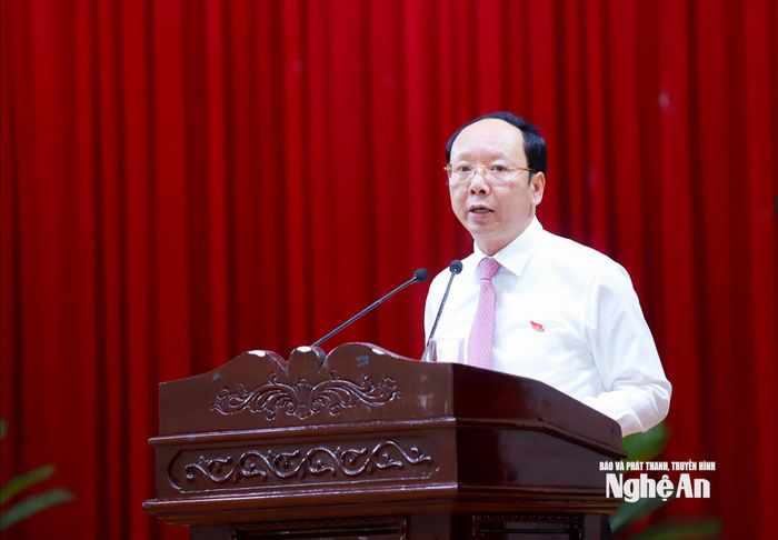 Phó Chủ tịch Thường trực UBND tỉnh Bùi Thanh An báo cáo tóm tắt về tình hình kinh tế - xã hội 6 tháng đầu năm, nhiệm vụ 6 tháng cuối năm 2026. Ảnh: Thành Duy