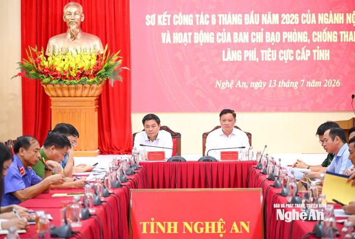 Đồng chí Nguyễn Khắc Thận - Ủy viên Ban Chấp hành Trung ương Đảng, Bí thư Tỉnh ủy, Trưởng đoàn Đại biểu Quốc hội tỉnh và đồng chí Hồ Lê Ngọc - Ủy viên Ban Thường vụ, Trưởng Ban Nội chính Tỉnh ủy đồng chủ trì tại điểm cầu Nghệ An. Ảnh: Thành Cường