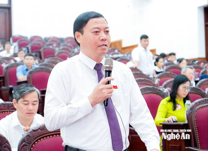 Đại biểu Chu Đức Thái - Trưởng ban Văn hóa - Xã hội HĐND tỉnh phát biểu thảo luận. Ảnh: Phạm Bằng