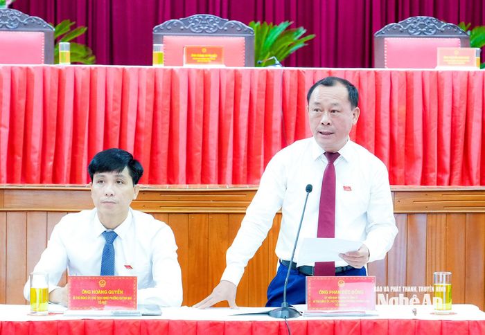 Ủy viên Ban Thường vụ Tỉnh ủy, Bí thư Đảng ủy, Chủ tịch HĐND phường Trường Vinh Phan Đức Đồng điều hành thảo luận. Ảnh: Phạm Bằng