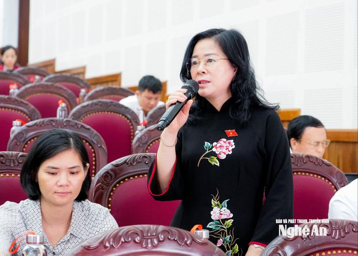 Giám đốc Sở Y tế Lê Thị Hoài Chung phát biểu thảo luận. Ảnh: Phạm Bằng