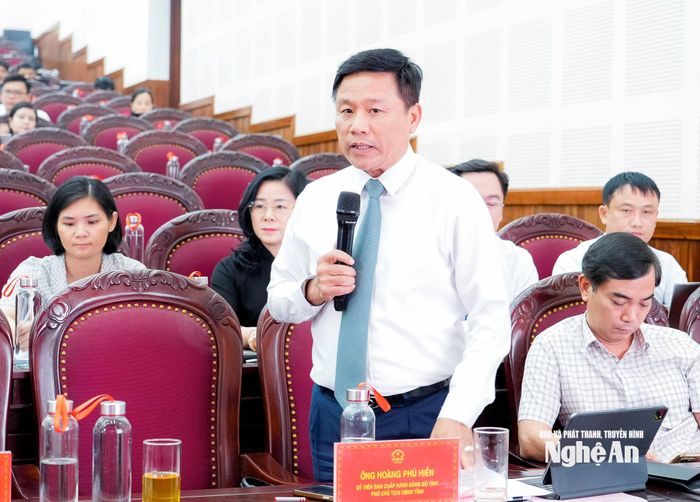 Phó Chủ tịch UBND tỉnh Hoàng Phú Hiền phát biểu thảo luận. Ảnh: Phạm Bằng